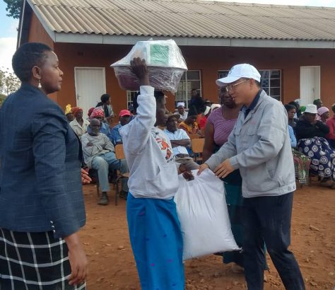 Handover of groceries